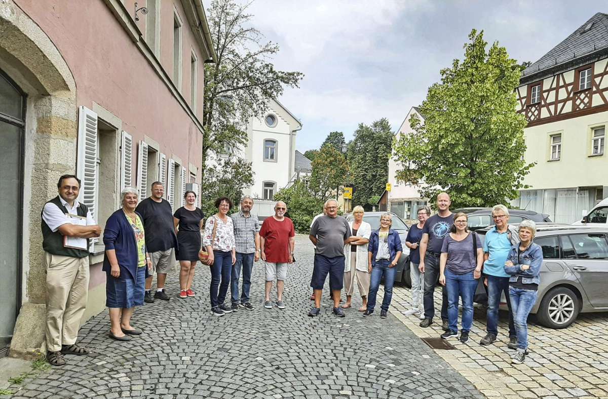 Bei einem Tag der offenen Tür hatten sich zahlreiche Besucher mit (von links) Architekt Gerhard Plass und Bürgermeisterin Karin Fleischer den „Gulder“ angesehen. Foto: /.