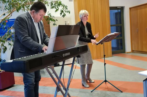 Stephan Merkes am E-Piano begleitete Sängerin Nina Fuchs. Gemeinsam sorgten sie für französisches Flair. Foto: /Johanne  Arzberger