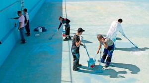 Junge Afghanen malen Schwimmbad an