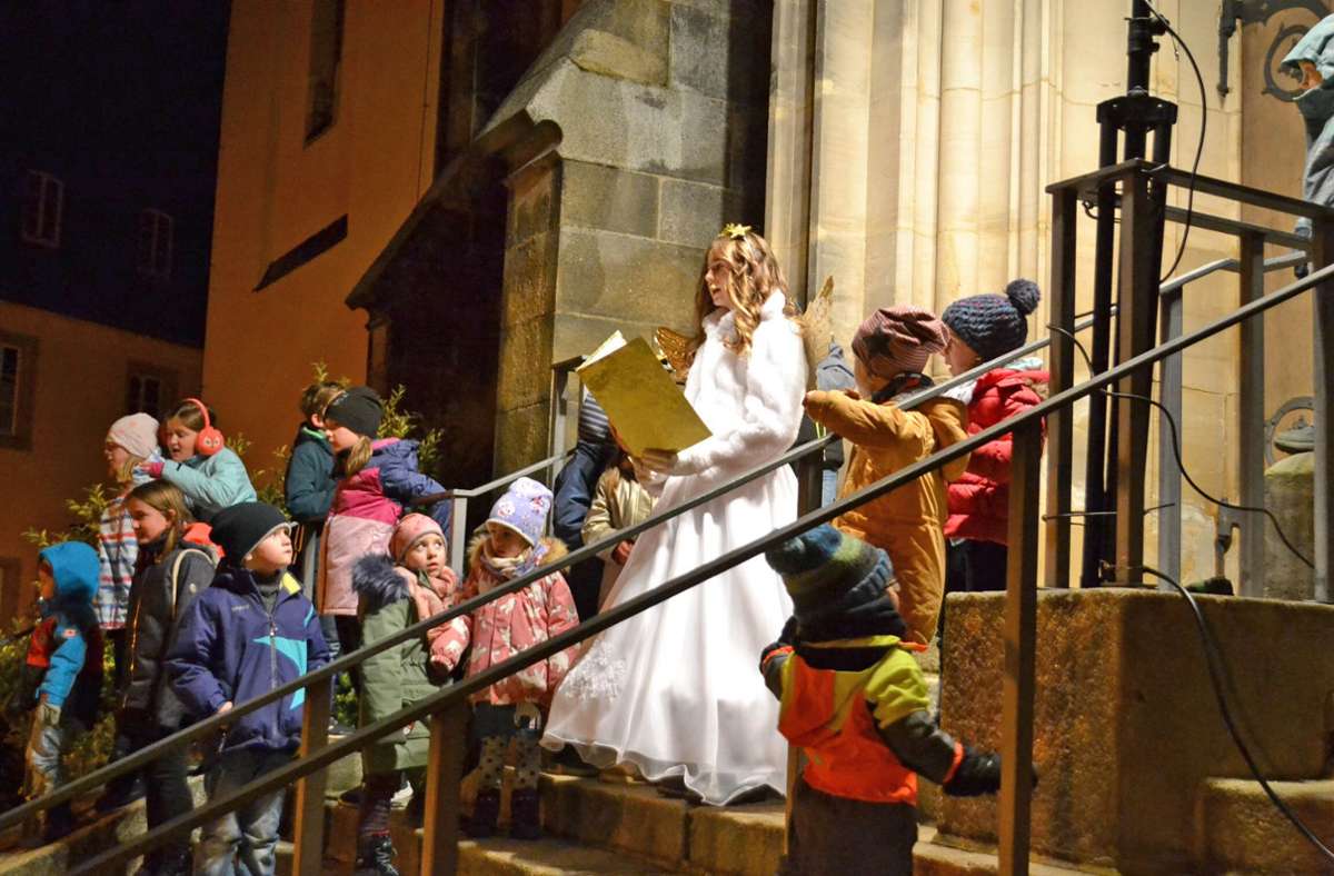 Wie in den Vorjahren wird auch am Freitag das Christkind den Selber Weihnachtsmarkt vor der Stadtkirche eröffnen. Foto: Silke Meier