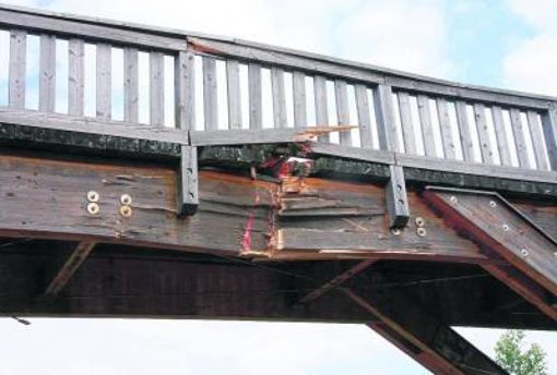 Am 23. Juni wurde diese Radweg-Brücke bei Volkmannsgrün stark beschädigt. Das Tragwerk der abgebauten Brücke wird komplett erneuert. Foto: W. R. Foto:  