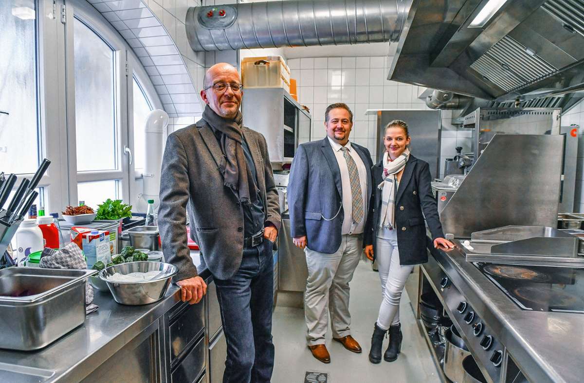 Das neue Team im Fabrik-Café bei Rosenthal (von rechts):  Saskia und Sebastian Zeidler mit Betriebsleiter und Küchenchef  Dominic Helgert. Foto: /Florian Miedl