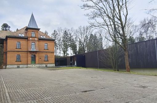 Auf der Suche nach einem neuen Eigentümer und Betreiber: das Jochen-Klepper-Haus (links) und das Gemeinschaftshaus in Selb-Plößberg. Foto: /Andreas Godawa