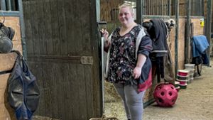 Behinderte Frau findet Glück bei den Pferden