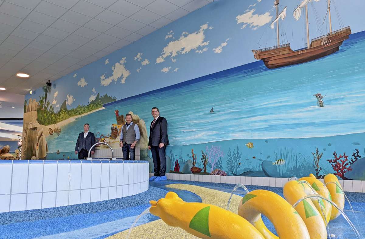 Stephan Gesell, Kai Hammerschmidt und Markus Bauernfeind präsentieren die neue  Wandmalerei im Kinderbereich, die  mit ihren vielen Details auch Erwachsene zum Entdecken einlädt. Foto: /Sascha Fuchs