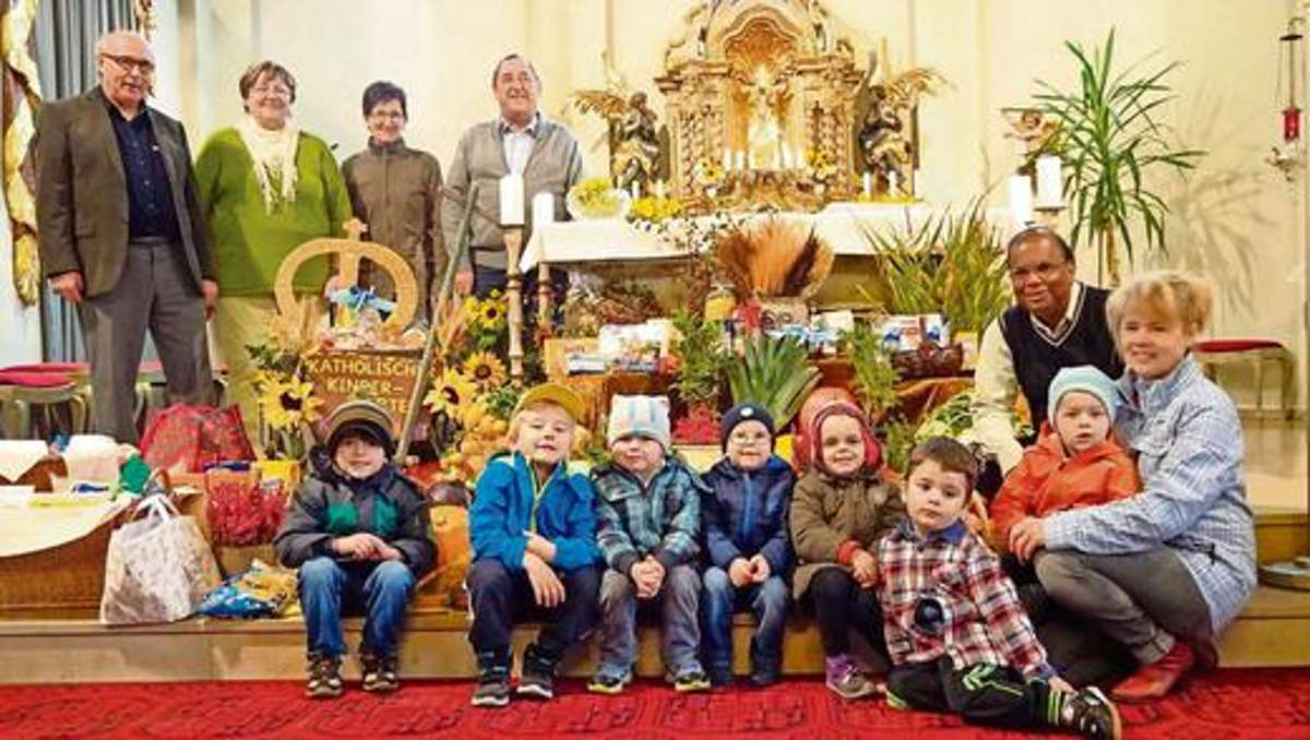 Selb: Reich gedeckter Altar zum Erntedankfest