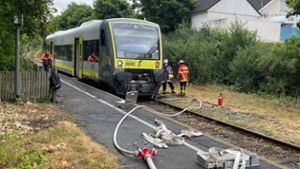 Notbremsung im Bahnhof: Feuer an Außenseite von Zug ausgebrochen