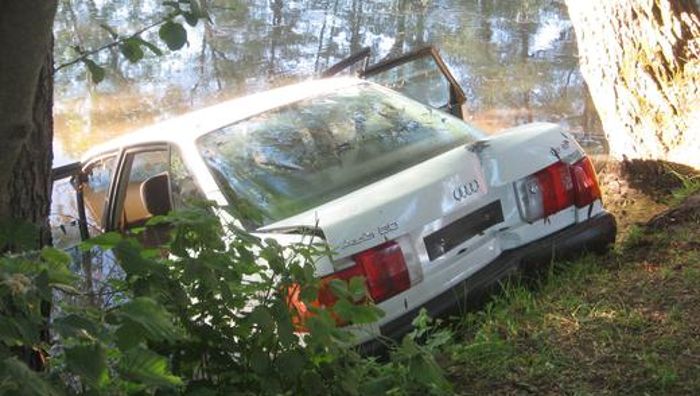 Einbrecher versenken geklautes Auto im Teich