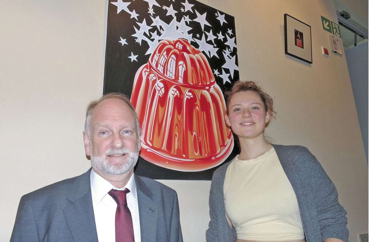 Die junge Arzberger Künstlerin Anna Rabensteiner vor einem ihrer großformatigen Werke mit dem Schönwalder Bürgermeister Klaus Jaschke. Foto: /Gerald Lippert
