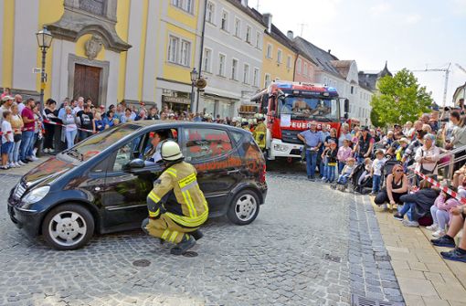 Rund 350 Zuschauer verfolgten die Einsatzübung im Markt. Die Feuerwehr Marktredwitz demonstrierte, wie eine junge Frau aus einem verunfallten Auto befreit wird. Foto: Josef Rosner