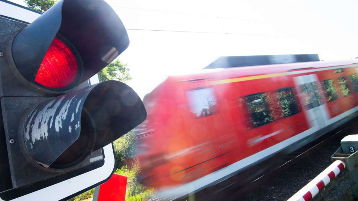 Unfall in Niedersachsen: 17-Jähriger wird  von Zug erfasst und stirbt
