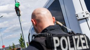 Proteste in Grünheide: Verletzte am Tesla-Werksgelände  – Polizei in Großeinsatz