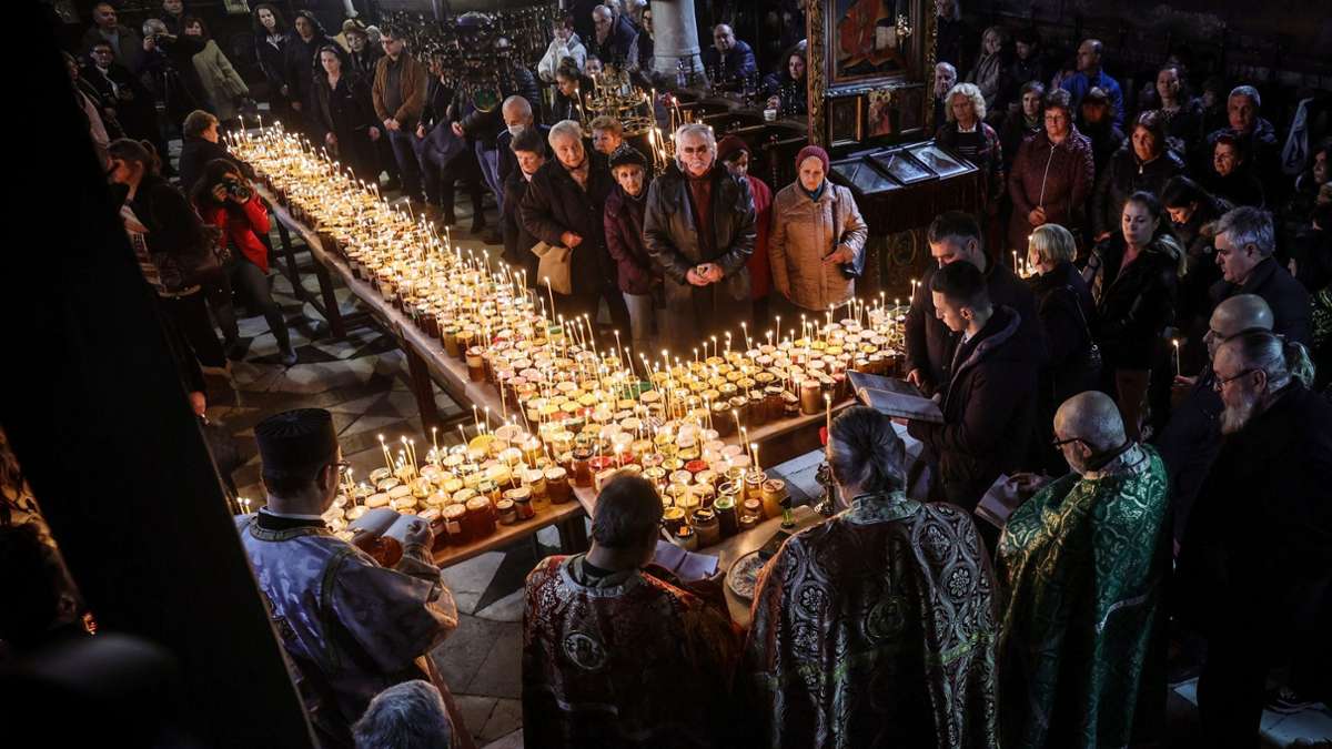 Im bulgarischen Blagoewgrad wird ein Kreuz aus Kerzen auf Honiggläsern gelegt. Hunderte Gläubige huldigen mit diesem Ritual den Heiligen Charalambos, den orthodoxen Schutzpatron der Imker, und bitten um Gesundheit und reiche Ernte.
