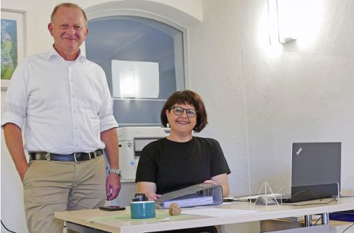Bürgermeister Stefan Münch und Silke Höllrich  im Büro der Nachbarschaftshilfe im Geroldsgrüner Rathaus. Foto: Hüttner
