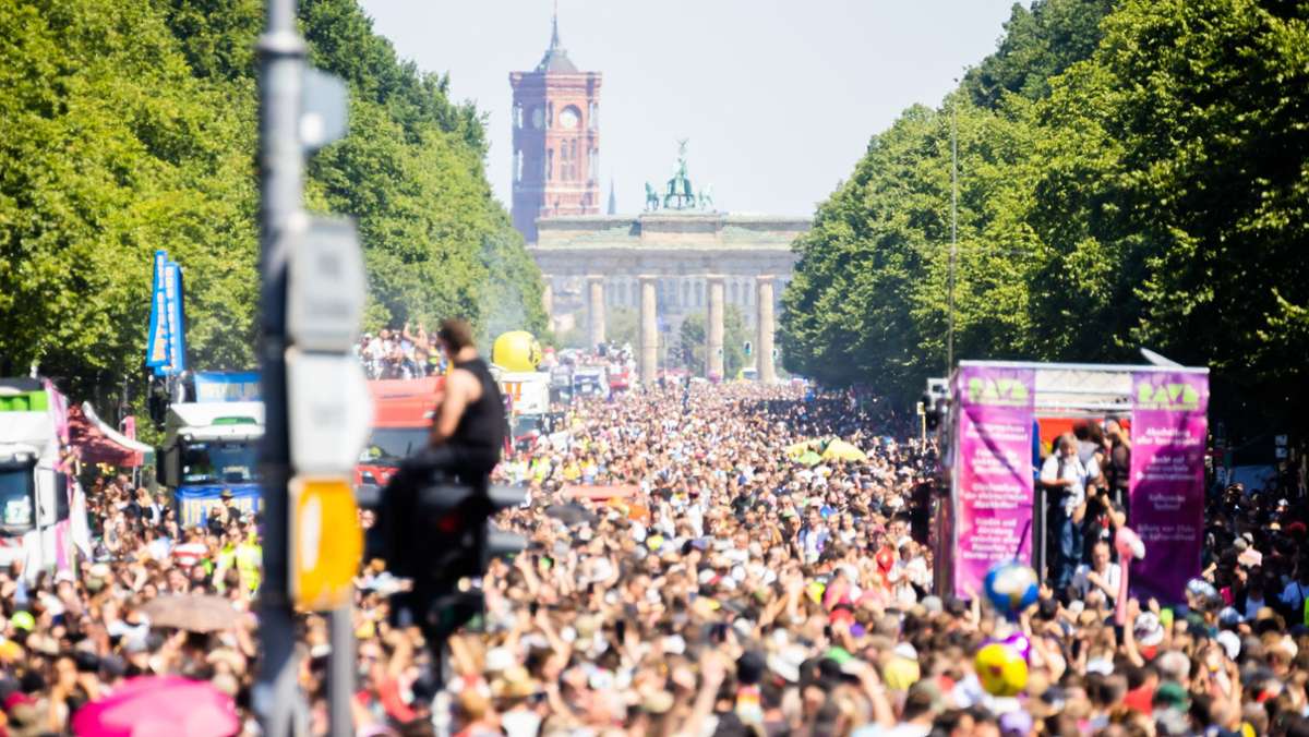 „Rave the Planet“ in Berlin: Polizei  zu Techno-Fans: Bitte nicht entkleiden