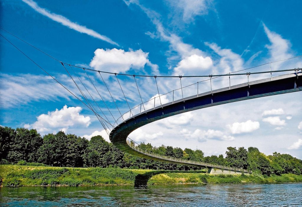Eine imposante Fuß- und Radwegbrücke in Gelsenkirchen zählt zu den Referenzobjekten, mit denen das Stuttgarter Ingenieurbüro um ihren Chef Andreas Keil wirbt. Foto: Ingenieurbüro sbp