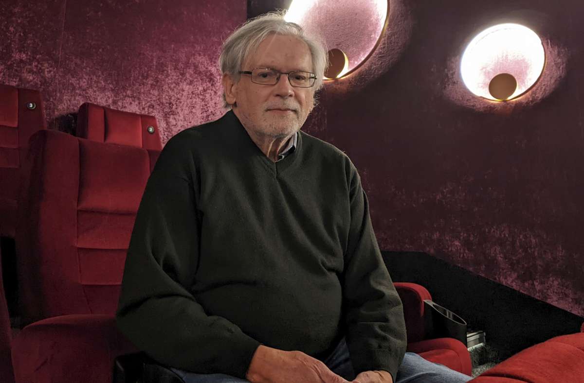 Michael Hein wartet im Kinosaal gespannt auf den Start des Films „El Radioaficionado“. Foto: Lena C. Stawski