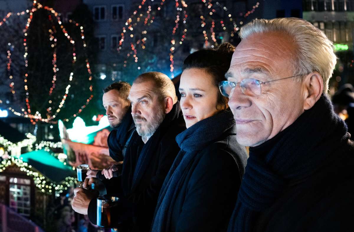 Auf dem Weihnachtsmarkt: Max Ballauf (Klaus J. Behrendt, r), Natalie Förster (Tinka Fürst 2.v.r.), Freddy Schenk (Dietmar Bär) 2.v.l.) und Norbert Jütte (Roland Riebeling l).