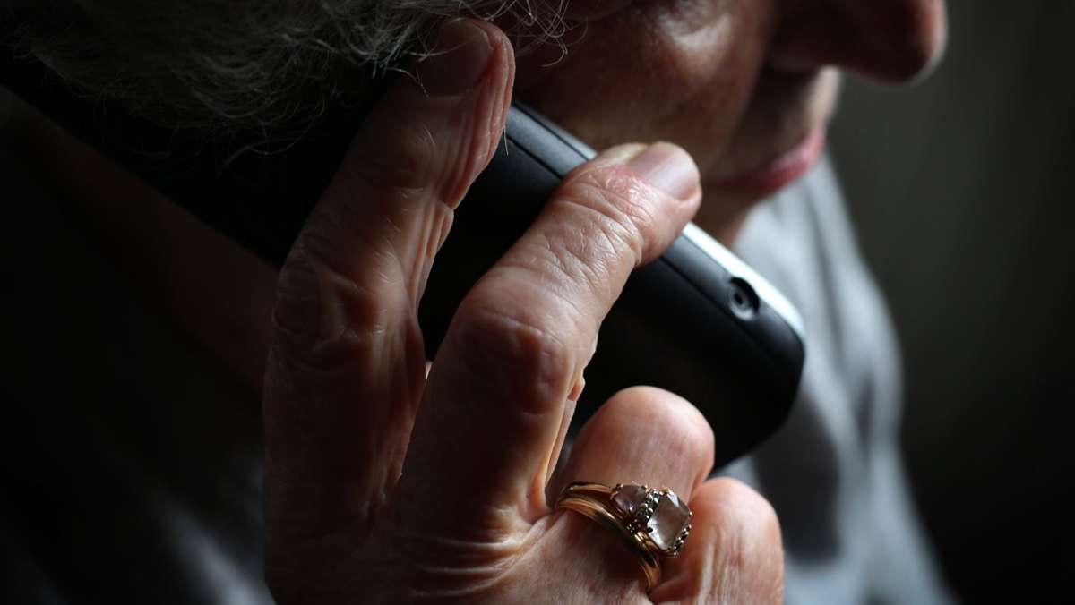Telefonbetrüger am Werk  : 97-Jähriger übergibt Zehntausende Euro