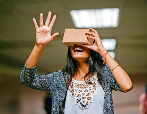 Virtual-Reality-Brille aus einem Karton, das Smartphone befindet sich darin. So können Schüler entfernte Orte wie das Mittelalter oder die Sonne kostengünstig besuchen, ohne den Klassenraum zu verlassen. Foto: Adobe Stock/Danon Quelle: Unbekannt