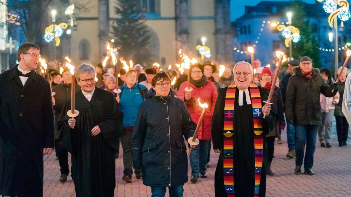 Hof: Hofer Christen begrüßen das neue Jahr mit einem Lichterzug