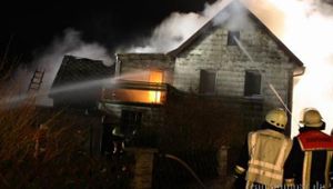 Feuer zerstört Haus und Scheune