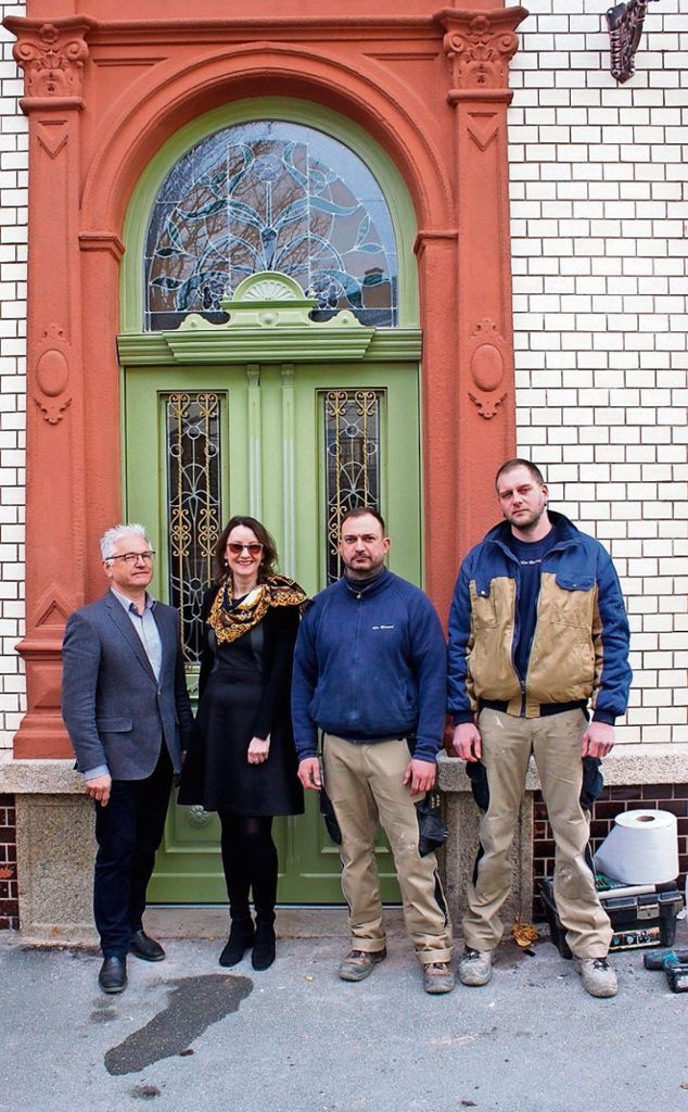 Sie sind stolz auf ihr Werk (von links): Architekt Andreas Krauß, Hausbesitzerin Iris Selch sowie Jörg Theilig und Michael Nitschke von der Firma "Alte Glaserei".