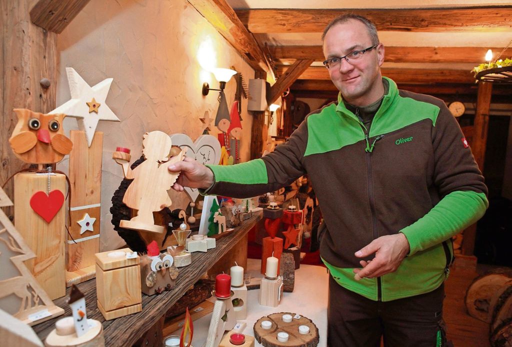 Ein alter Stall als wunderbar dekorierter Verkaufsraum. Aber Oliver Dörfler aus Oberlaitsch arbeitet für sein Leben gern mit Holz.	Fotos: Gabriele Fölsche