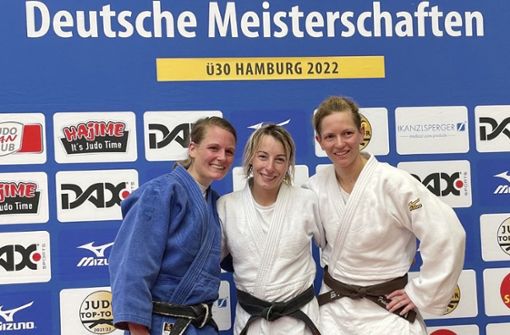 Julia Hollmann (links) und Franziska Fuchs (rechts) hatten das Nachsehen gegen die Hofer Judoka Katharina Klust – zum vierten Mal in Folge holt sie Gold. Foto: privat