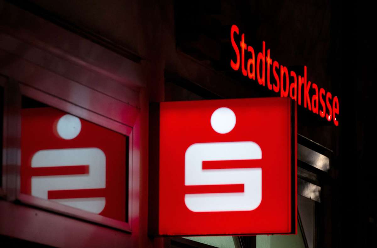 Die oberfränkischen Sparkassen verdienen gut, schließen aber immer wieder auch Filialen. Foto: dpa/Sven Hoppe