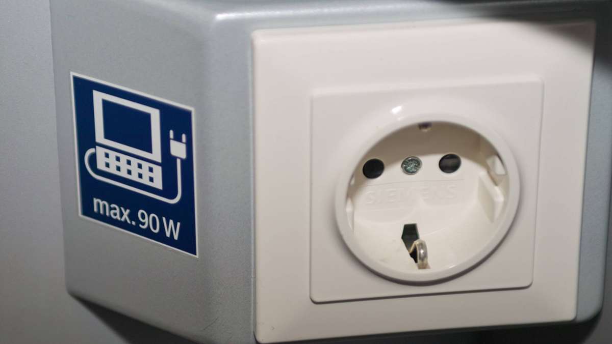 Wegen Stromschlägen: Bundespolizei warnt erneut vor manipulierten Steckdosen im Zug