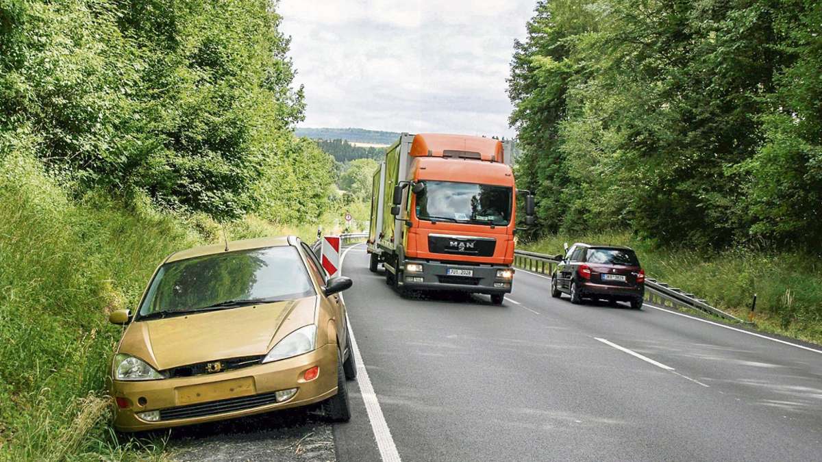 Arzberg: Autowrack gefährdet den Verkehr