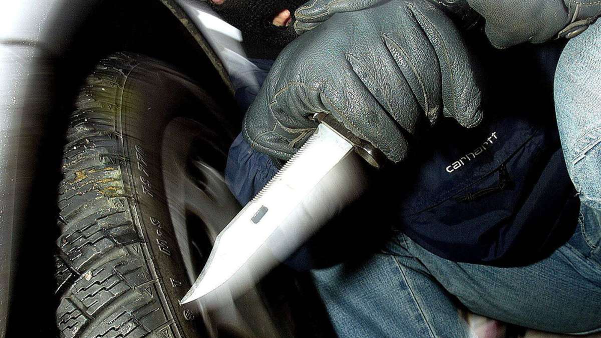 Polizei fahndet nach Täter : Unbekannter schlitzt Reifen an zwei Autos auf