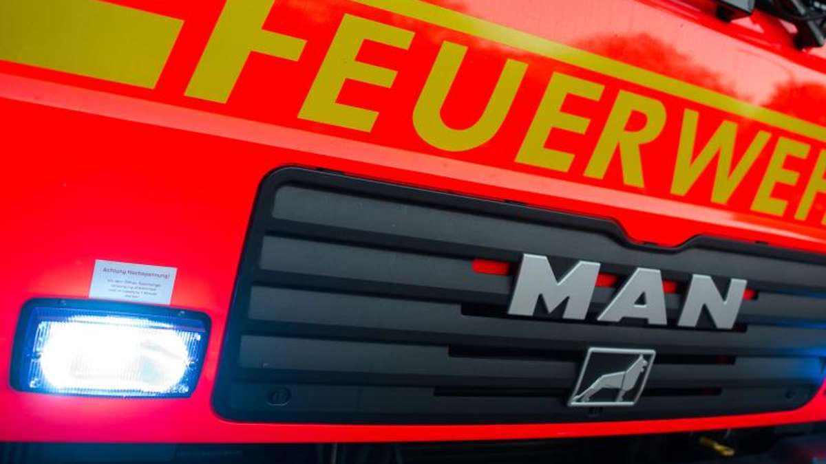 Berg/Rudolphstein: Rudolphstein: Sattelzug-Fahrer beschädigt Feuerwehrhaus und flüchtet