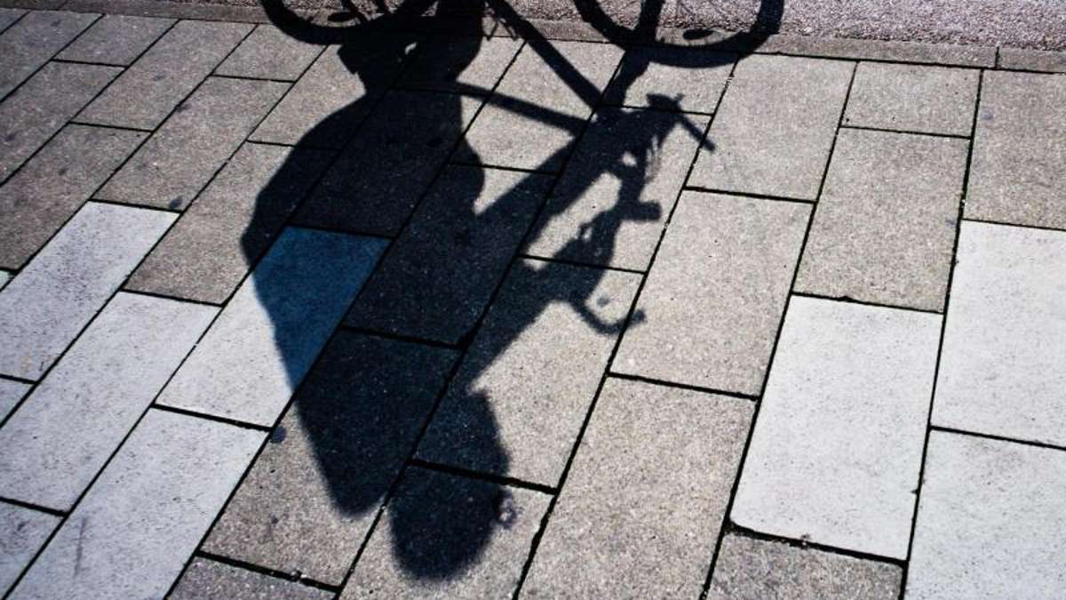 Fichtelgebirge: Senior will aufs Fahrrad steigen und stürzt mit Kopf auf Bordstein