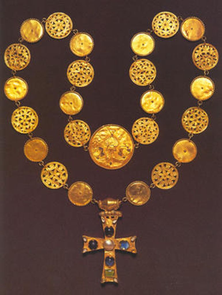 Gold und Glas, Halbedelsteine und Email: Halskette, vermutlich aus Konstantinopel, gefertigt um das Jahr 600. Foto: Römisch-Germanisches Zentralmuseum, Mainz