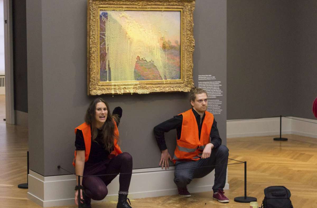 Klimaaktivisten der Klimaschutz-Protestgruppe „Letzte Generation“, nachdem sie das Gemälde „Getreideschober“ (1890) von Claude Monet im Potsdamer Museum Barberini mit Kartoffelbrei beworfen haben Foto: dpa/Uncredited