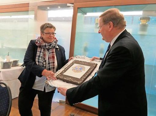Die neue Präsidentin Elke Schlecht dankte ihrem Amtsvorgänger Werner Gebhardt mit einem Schokoladenkuchen für seinen großen Einsatz im zu Ende gehenden Lions-Jahr. Foto: Hanna Cordes