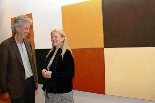 Hasso von Henninges mit Annie Sziegoleit, der Vorsitzenden des Kunstvereins, die zur Einführung in die Ausstellung sprach, vor der Installation "Ocker". Foto: Ernst Sammer