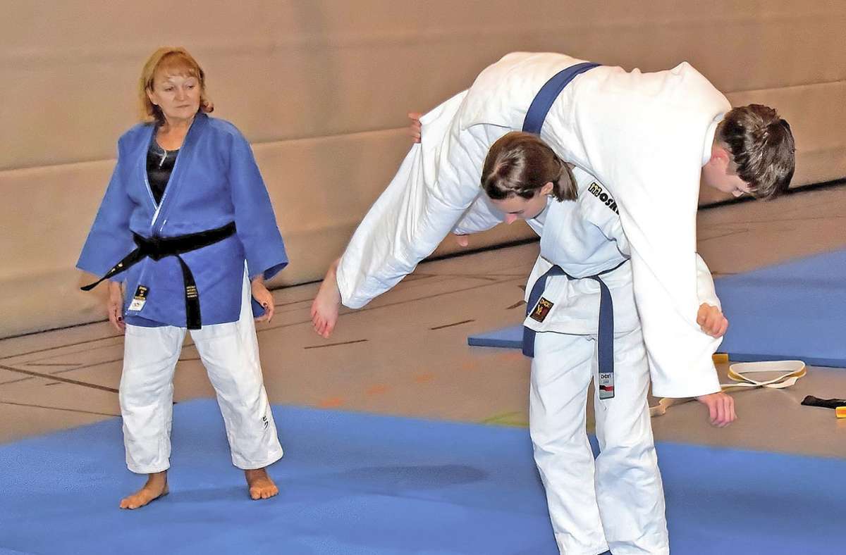 Die Hofer Judoka Hildegard Klust trainiert mit Freude den Nachwuchs – und steht dabei selbst auch immer auf der Matte. Foto: /Günter Klust