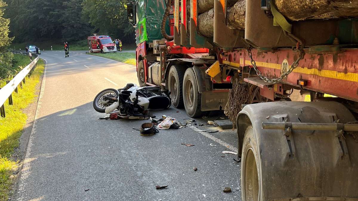 Nach Horror-Crash: Motorradfahrer kommt mit Prellungen davon