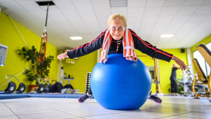 89-jährige Hoferin trainiert im Fitnessstudio