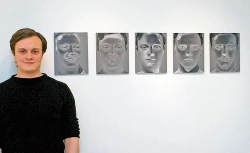 Zum Thema Gesichtserkennung: Felix Nürmberger mit Fotos, auf denen sich das Porträt von Freunden mit seinem eigenen überlagert. Foto: asz