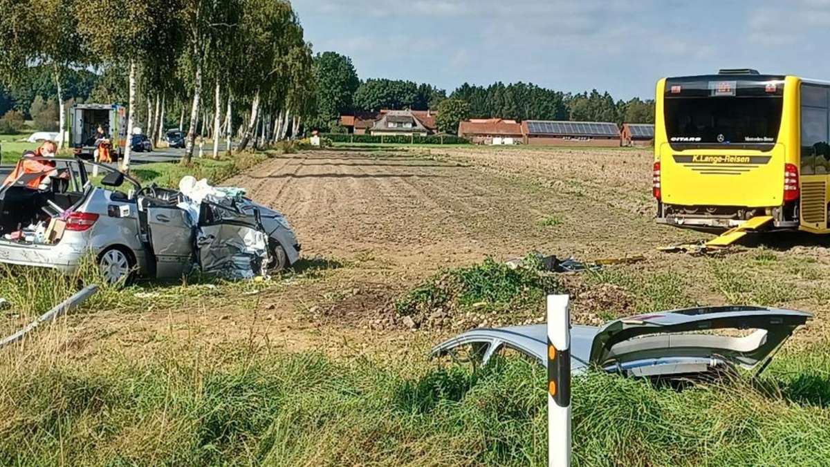 Niedersachsen: Frau stirbt bei Unfall mit Linienbus - fünf Schwerverletzte