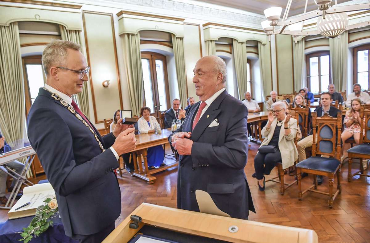 Den Goldenen Ehrenring  der Stadt Selb überreichte Oberbürgermeister Ulrich Pötzsch am Montag in einer Sondersitzung des Selber Stadtrates an Horst Pausch (rechts).
