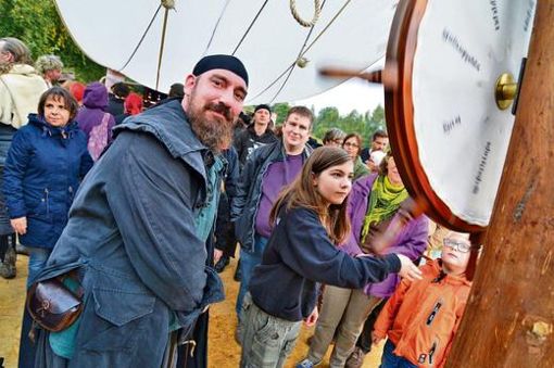 Das Glücksrad sorgt am Piratenfloß für Kurzweil. Foto: Florian Miedl