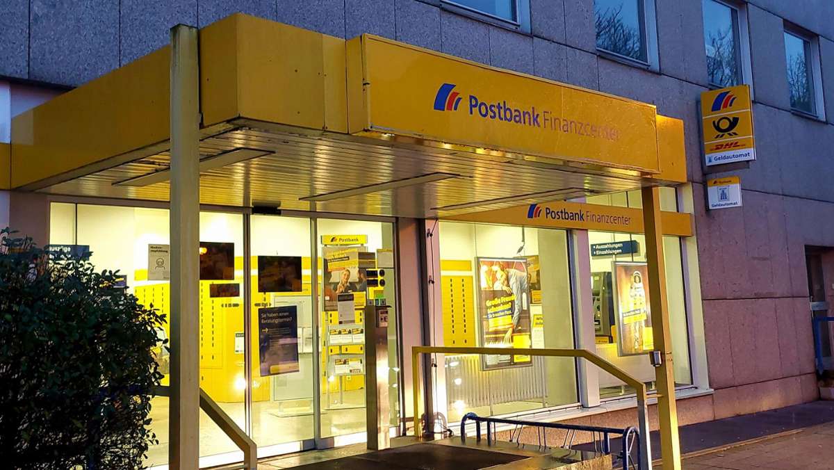 Postbank Marktredwitz: Verärgerte Kunden vor geschlossenen Türen
