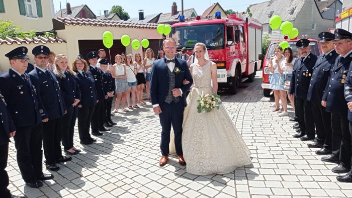 Hochzeit in Waldershof: Feuerwehr und Arbeitskollegen stehen Spalier