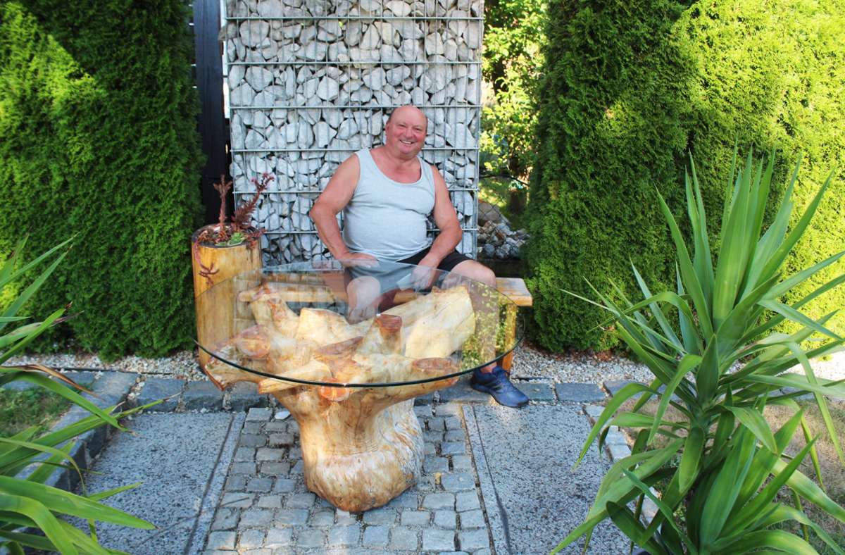 Horst Schubert genießt sein Reich, vor ihm einer der von ihm gefertigten  außergewöhnlichen Tische. Foto: /Christian Schilling (2); pr. (2)