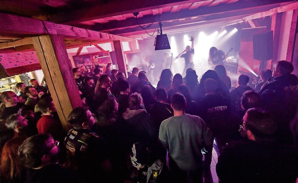 Die Band Ravenpath schaffte im neuen Domizil des Rockclubs Oberfranken in Selb einen perfekten Einstieg in einen gelungenen Metal-Abend.
